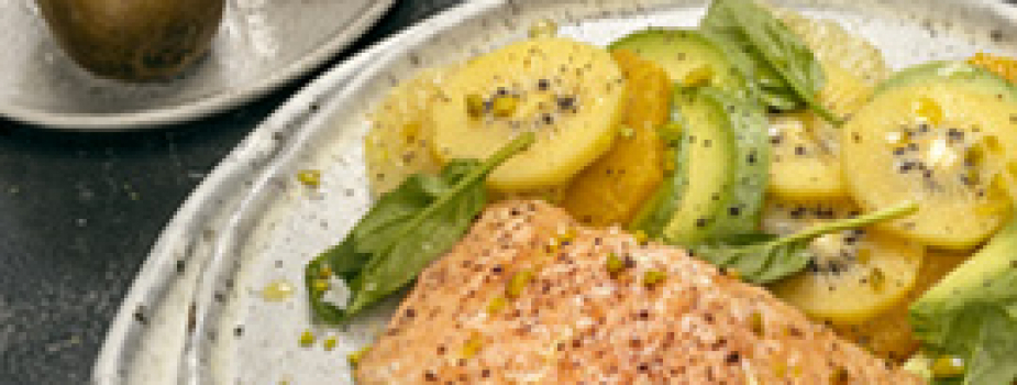 Filete de salmón y kiwis gold al horno con ensalada de cítricos, aguacate y espinacas baby