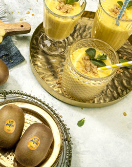 Smoothie aux Kiwis Gold aux fruits tropicaux et curcuma avec crumble aux flocons d’avoine