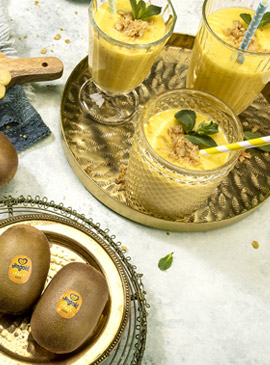 Smoothie de kiwi Gold com frutas tropicais e cúrcuma com crumble de aveia