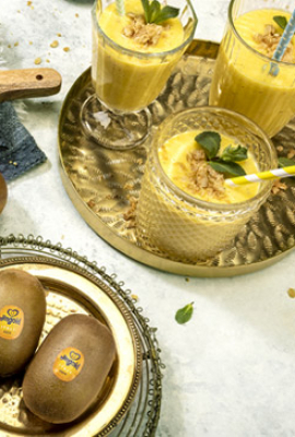 Batido con kiwi dorado, frutos tropicales y cúrcuma con crumble de avena
