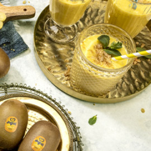 Gold Kiwi Smoothie with tropical fruits and turmeric with oatmeal crumble