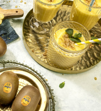 Batido con kiwi dorado, frutos tropicales y cúrcuma con crumble de avena