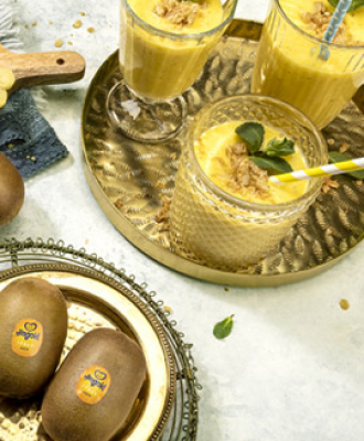 Batido con kiwi dorado, frutos tropicales y cúrcuma con crumble de avena