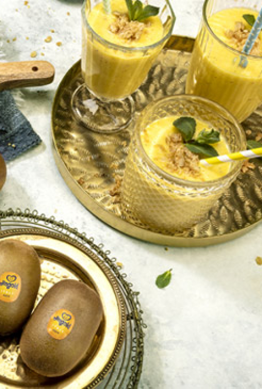 Smoothie de kiwi Gold com frutas tropicais e cúrcuma com crumble de aveia