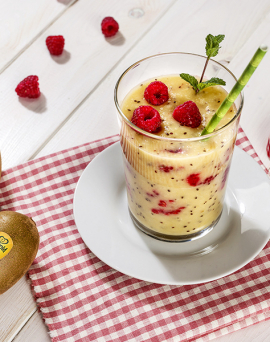 Smoothie di kiwi gialli, lamponi e ananas Smoothie di kiwi gialli, lamponi e ananas