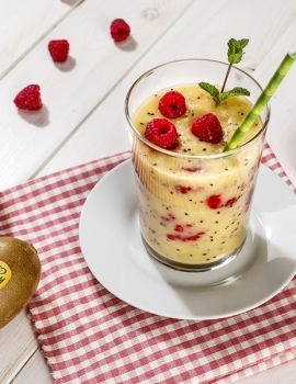Yellow kiwi, raspberry and pineapple smoothie