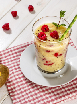 Yellow kiwi, raspberry and pineapple smoothie