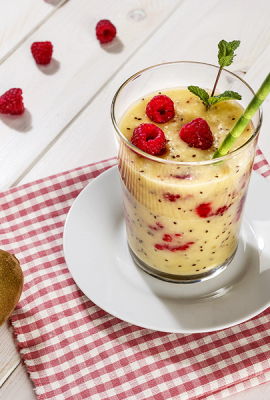 Batido de kiwis amarillos, frambuesas y piña Batido de kiwis amarillos, frambuesas y piña