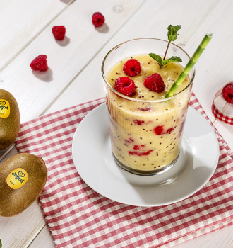 Smoothie di kiwi gialli, lamponi e ananas