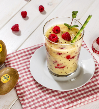 Smoothie di kiwi gialli, lamponi e ananas