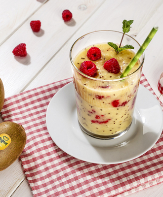 Smoothie mit gelben Kiwis, Himbeeren und Ananas