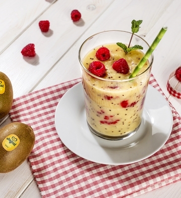 Yellow kiwi, raspberry and pineapple smoothie Yellow kiwi, raspberry and pineapple smoothie