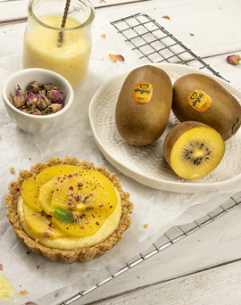 Tartelettes avec crème pâtissière, kiwi Jingold et pétales de rose comestibles
