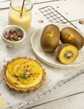 Tartlets with custard, Jingold kiwis and edible rose petals