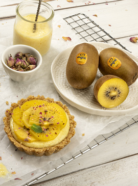 Tartlets with custard, Jingold kiwis and edible rose petals