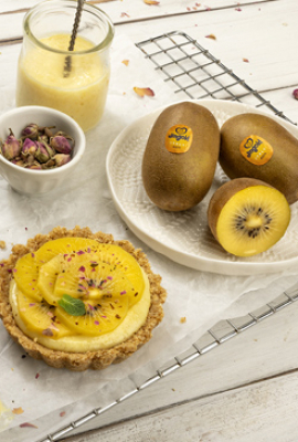 Tartlets with custard, Jingold kiwis and edible rose petals