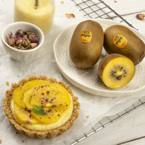 Tartaletas con crema pastelera, kiwis Jingold y pétalos de rosa comestibles