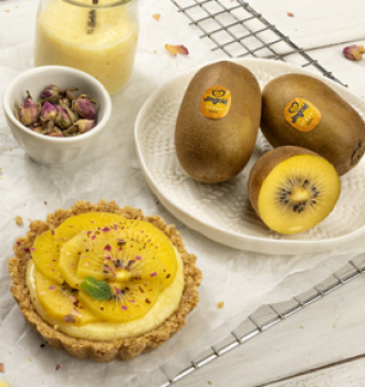 Tartaletas con crema pastelera, kiwis Jingold y pétalos de rosa comestibles