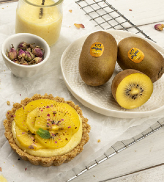 Tartlets with custard, Jingold kiwis and edible rose petals