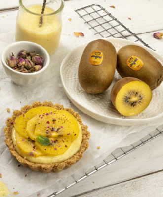 Tartlets with custard, Jingold kiwis and edible rose petals