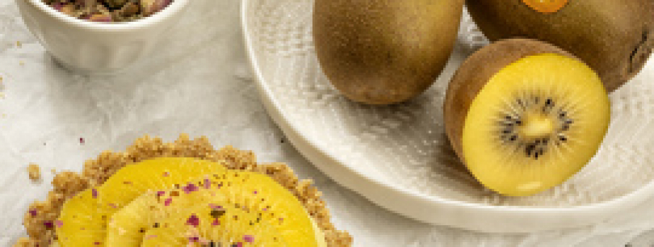 Tartaletas con crema pastelera, kiwis Jingold y pétalos de rosa comestibles
