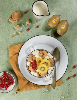 Eggless tiramisù with yellow kiwi and amaretti biscuits