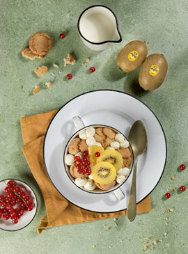 Eggless tiramisù with yellow kiwi and amaretti biscuits