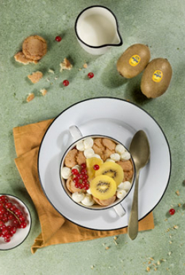 Tiramisú de kiwi amarillo sin huevo, con amaretti