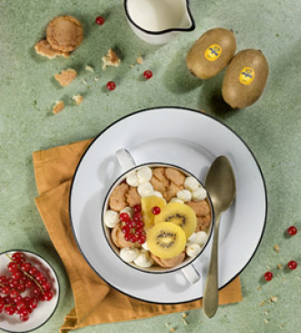 Eggless tiramisù with yellow kiwi and amaretti biscuits