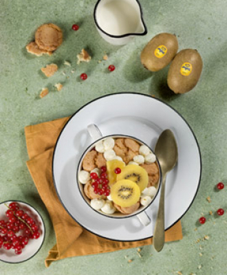 Eggless tiramisù with yellow kiwi and amaretti biscuits