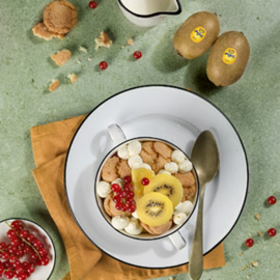 Eggless tiramisù with yellow kiwi and amaretti biscuits