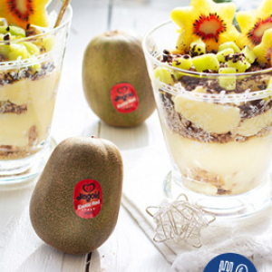 Trifle goloso ai kiwi rossi