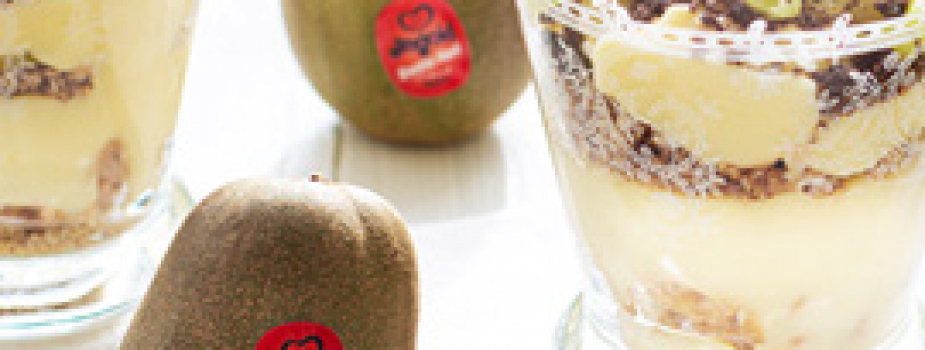 Trifle goloso ai kiwi rossi