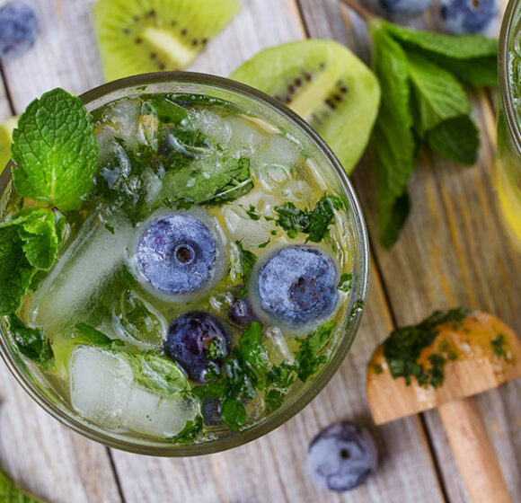 Green blueberry mojito