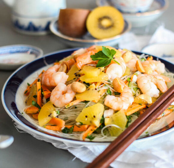 Insalata esotica di noodle con kiwi e gamberetti