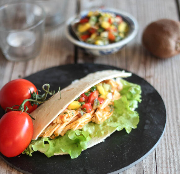 Tacos con straccetti di pollo e salsa al kiwi