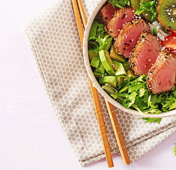 Atum grelhado com morangos e kiwis