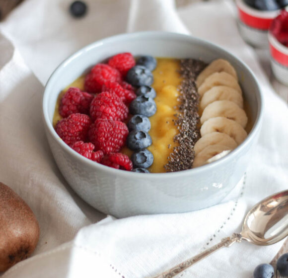 Smoothie bowl with Kiwi and Mango