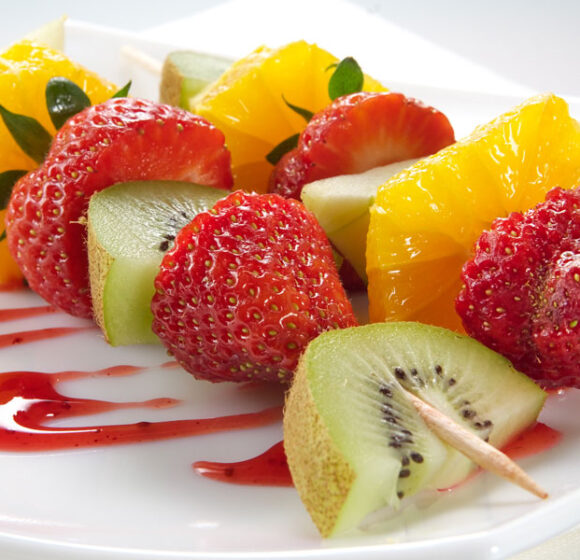 Spiedini di frutta con coulis di fragole