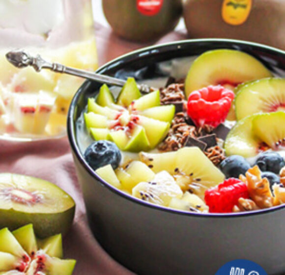 Insalata con salmone affumicato e kiwi rosso