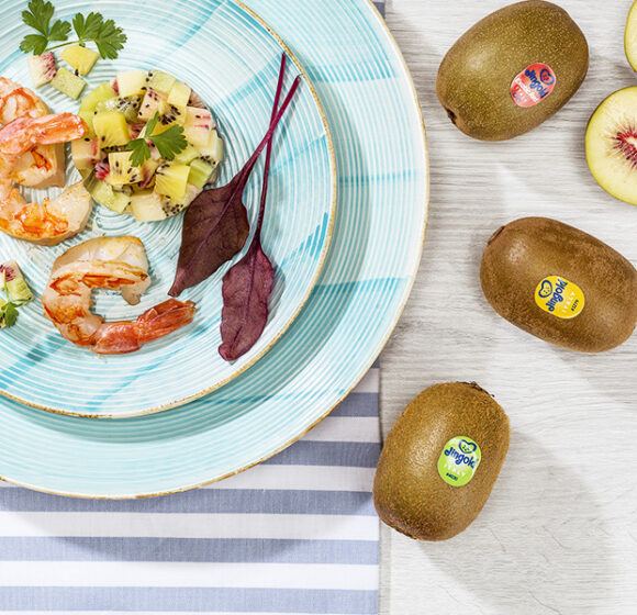 Prawn and kiwi tartare salad