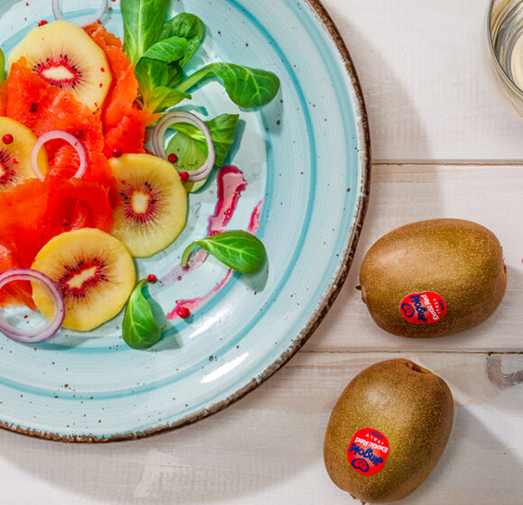 Insalata con salmone affumicato e kiwi rosso