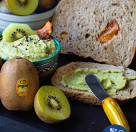 Pane ai kiwi e mandorle con hummus ai kiwi