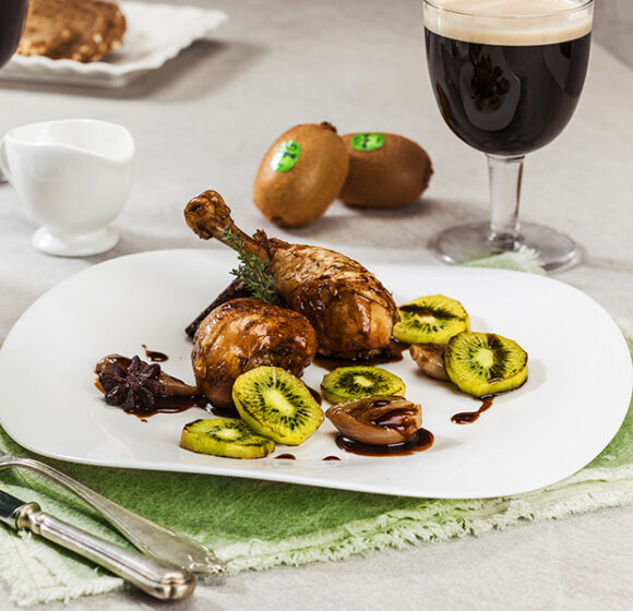 Cosce di pollo alla Guinness con scalogni brasati e kiwi grigliati