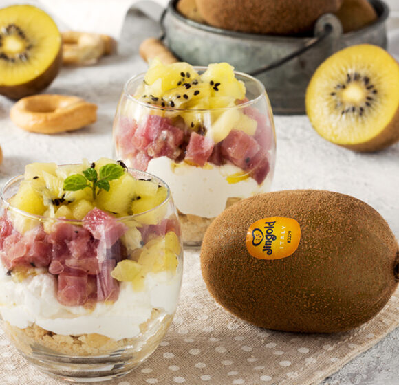 Bicchierini di cheesecake con tartare di tonno e kiwi
