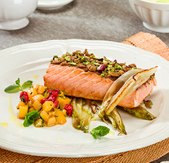 Salmone in crosta di pane integrale e pistacchi su letto di indivia belga piastrata con dadolata di kiwi