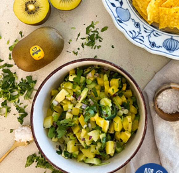 Insalata con salmone affumicato e kiwi rosso