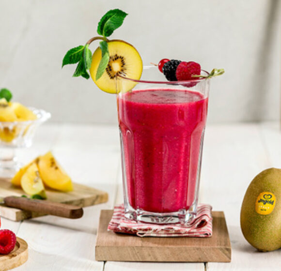 Frullato di kiwi e frutti rossi