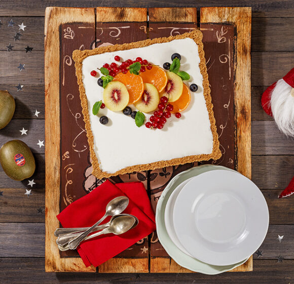 Yogurt and red kiwi cheesecake